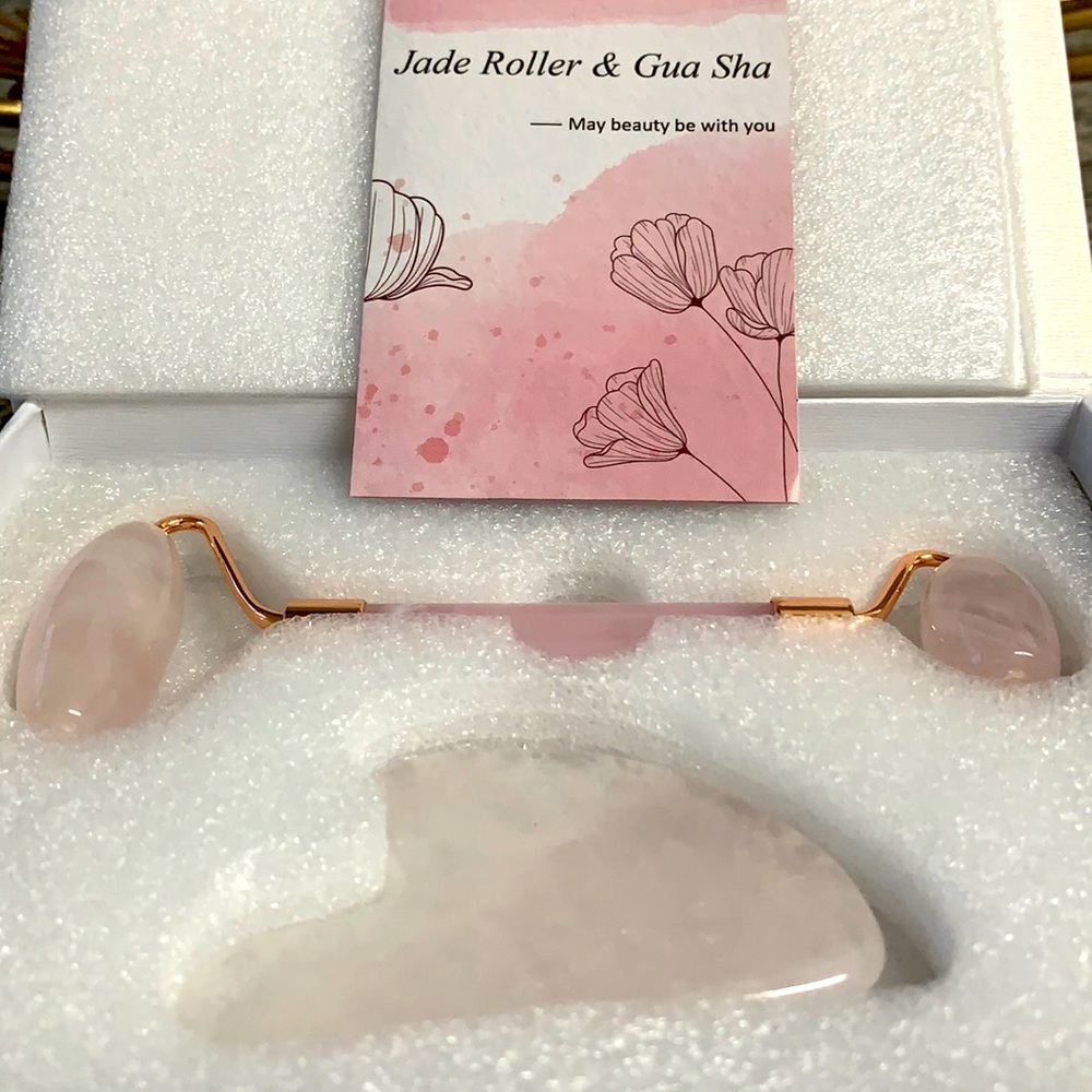 NIB  2 piece jade facial roller and Gua Sha in pink